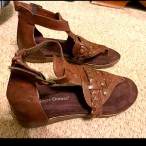 Pierre Dumas Sandals size 9
